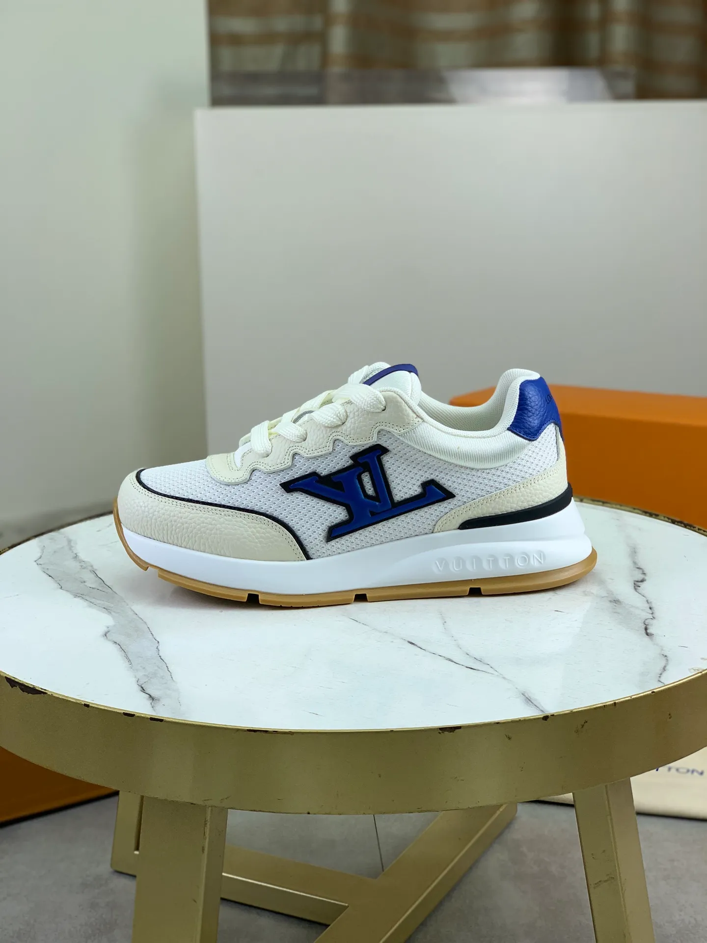 Factory price P700 💶 Top version [LOUIS VUITTON] Couple 🧑‍🤝‍🧑 Craftsman style Counter series (original order) New style 🍀LV Louis Vuitton - top version LV classic high-top trendy shoes! Made of imported original craft calfskin, original breathable lining, and original wear-resistant, lightweight, high-end TPU outsole! High quality products! 4️⃣ colors available, size: female 35-39, male 39-44 (female 40, male 45 46 customized)